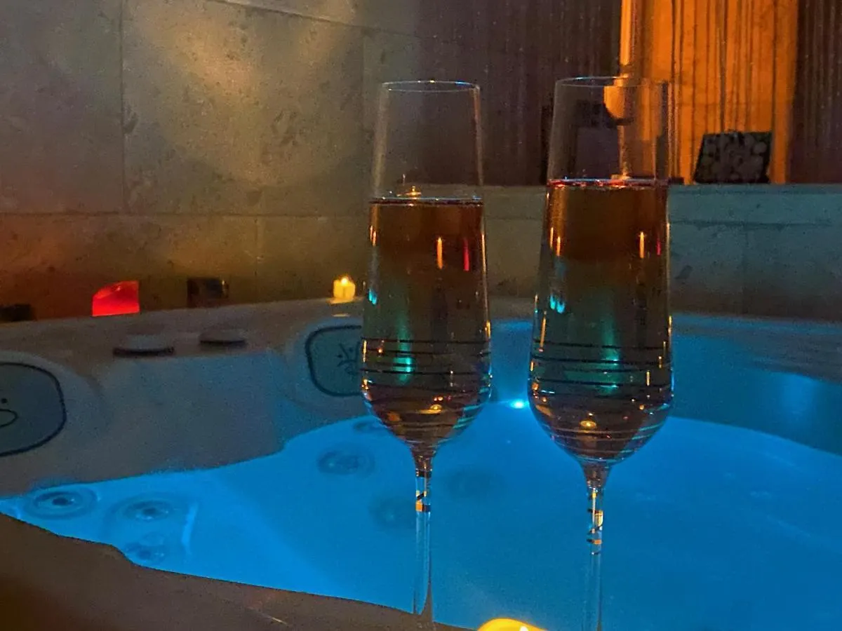 Le Prieure - Suites Romantiques Spa Privatif, Piscine, Jardin, Massages Proche De Toulouse Verfeil  0*, Verfeil (Haute-Garonne)