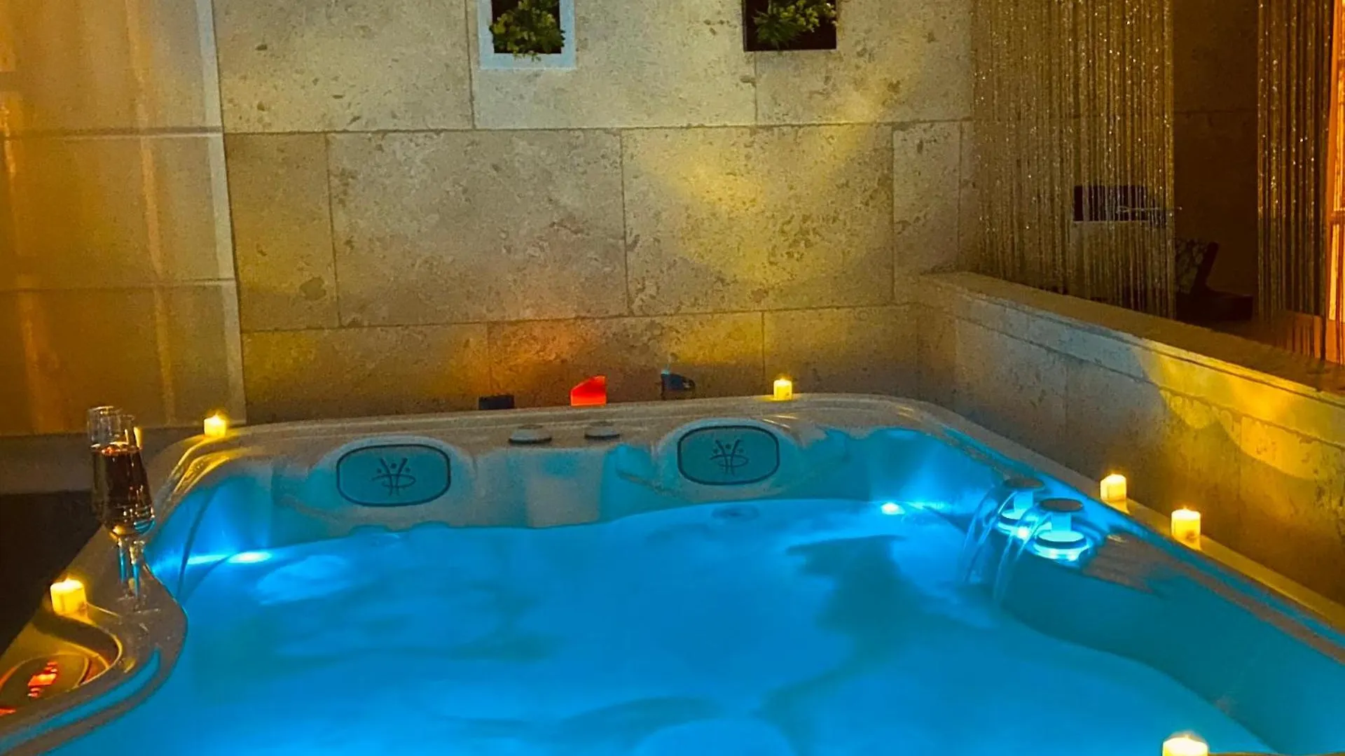 Le Prieure - Suites Romantiques Spa Privatif, Piscine, Jardin, Massages Proche De Toulouse Verfeil  0*, Verfeil (Haute-Garonne) Γαλλία